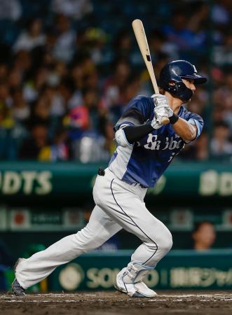 ４回西武１死二、三塁、西川が右前に適時打を放つ＝甲子園