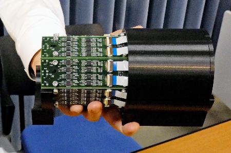新たに開発したマウスの頭部専用のＰＥＴ装置＝５月、東京都千代田区