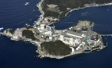 関西電力美浜原発。（手前右から）１号機、２号機、３号機＝２０２１年１１月、福井県美浜町