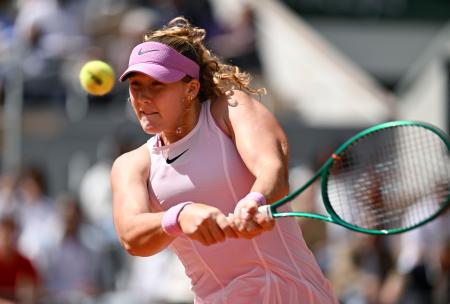 女子シングルス準決勝でプレーするミラ・アンドレエワ＝パリ（共同）