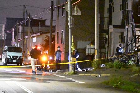 北海道千歳市の刺傷事件の現場周辺＝４日夜
