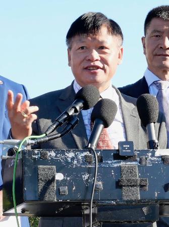 　米首都ワシントンで記者会見するアリサ・リュウさんの父、劉俊氏＝４日（共同）