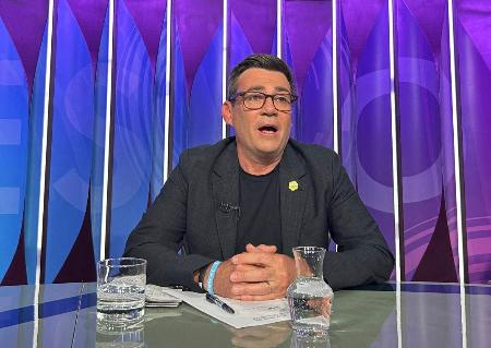 ４日、英ＢＢＣの番組に出演するマンチェスターのバーナム市長（ＢＢＣ　Ｑｕｅｓｔｉｏｎ　Ｔｉｍｅ提供／ロイター＝共同）