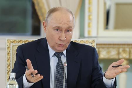 ４日、ロシア北西部サンクトペテルブルクで会合に参加するプーチン大統領（タス＝共同）