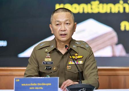 記者会見するタイ警察のタッチャイ副長官＝３日、バンコク（タイ警察提供、共同）