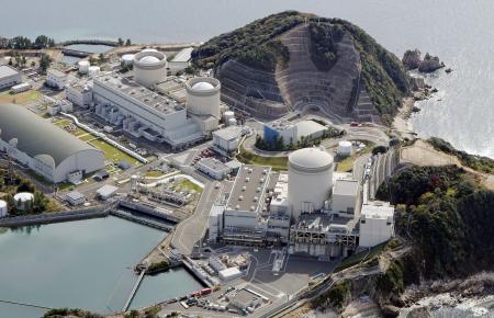 原発建て替えに向けて周辺の地質調査が行われている関西電力美浜原発。手前から３号機、２号機、１号機＝２０２５年１１月、福井県美浜町