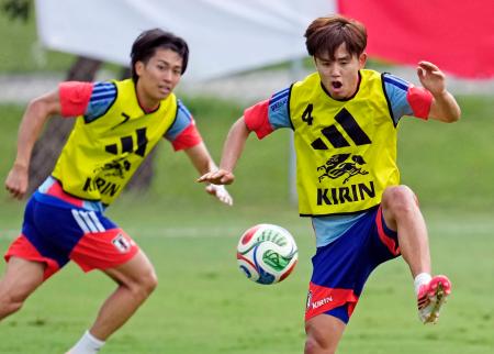 事前合宿で調整する久保。左は中村=モンテレイ近郊(共同)