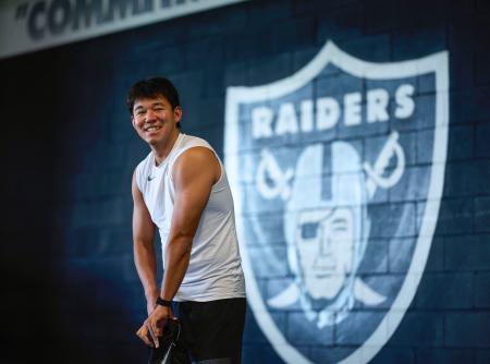 ＮＦＬレイダーズの練習施設で笑顔の松澤寛政（Ｍｉｃｈａｅｌ　Ｃｌｅｍｅｎｓ・Ｌａｓ　Ｖｅｇａｓ　Ｒａｉｄｅｒｓ）