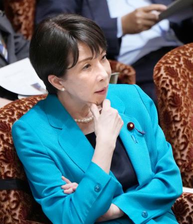 参院予算委で質問を聞く高市首相＝５日午前
