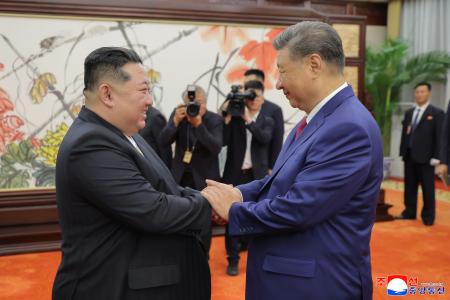 ２０２５年９月、握手する中国の習近平国家主席（右）と北朝鮮の金正恩朝鮮労働党総書記＝北京（朝鮮中央通信＝共同）