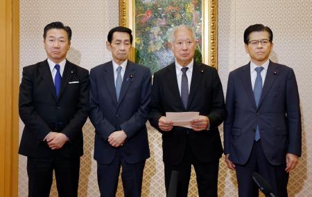 会談後、記者団の取材に応じる森衆院議長(中央右)と関口参院議長(同左)ら。皇族数確保策の取りまとめ案について合意した=5日午後、衆院議長公邸