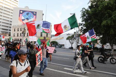 ２０２５年６月、米ロサンゼルスで、トランプ政権の不法移民摘発に抗議する人たち（共同）
