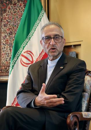 ４日、メキシコ市で取材に応じるイランのパサンディデ駐メキシコ大使（共同）