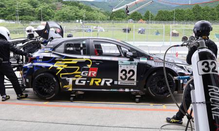「スーパー耐久シリーズ」に出走した、トヨタ自動車の水素エンジン車=5日午後、静岡県小山町の富士スピードウェイ