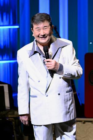 コンサートで笑顔を見せる小林旭=東京都台東区