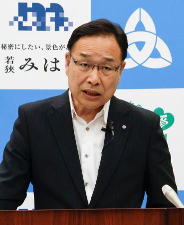 記者会見する福井県美浜町の戸嶋秀樹町長＝５日午前、美浜町役場