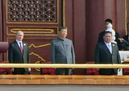 ２０２５年９月、抗日戦争勝利８０年記念行事に出席した中国の習近平国家主席（中央）とロシアのプーチン大統領（左）、北朝鮮の金正恩朝鮮労働党総書記＝北京の天安門（共同）