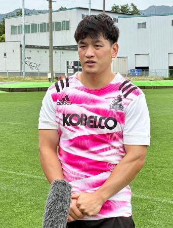 取材に応じる神戸の李承信＝神戸市