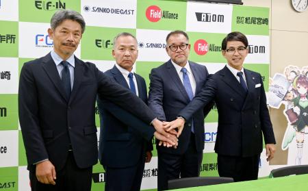 記者会見を終え、写真に納まる松尾製作所硬式野球部の麻王義之監督（中央右）と音重鎮ヘッドコーチ（同左）ら＝５日午後、愛知県大府市