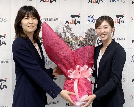現役引退の記者会見で花束を受け取るテコンドーの山田美諭（右）＝５日、東京都新宿区