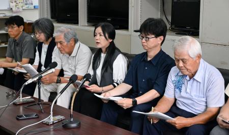 記者会見する沖縄県教職員組合など４団体の代表者ら＝５日午前、沖縄県庁