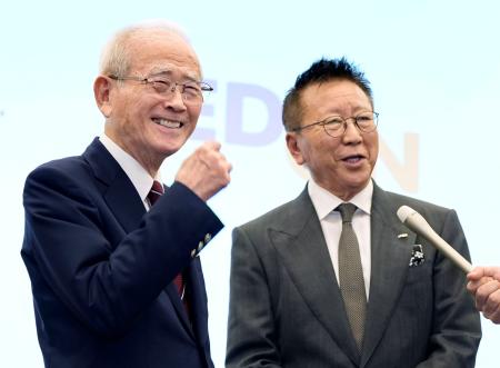 　記者会見を終え笑顔を見せる、ヤマダＨＤの山田昇会長（左）とエディオンの久保允誉会長＝５日午後、東京都千代田区