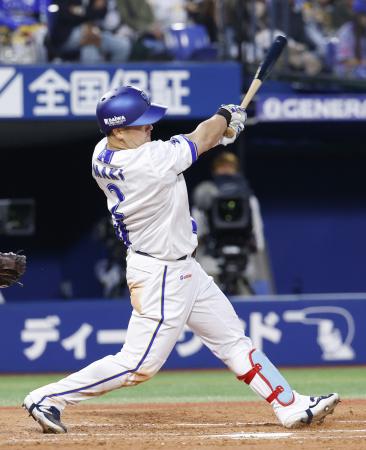 ３回ＤｅＮＡ無死一、二塁、牧が中越えに逆転３ランを放つ＝横浜