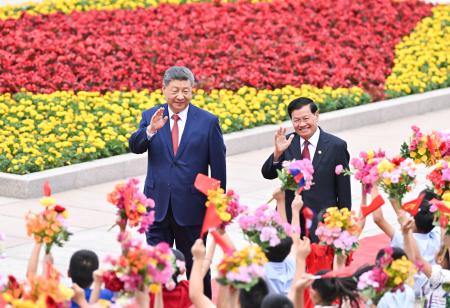 歓迎式典に臨むラオスのトンルン国家主席（右）と中国の習近平国家主席＝５日、北京の人民大会堂（新華社＝共同）