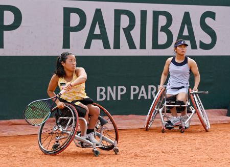 車いすの部女子ダブルス決勝でプレーする上地結衣(左)、朱珍珍組=パリ(共同)