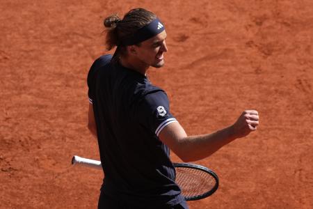 全仏テニス準決勝でヤクブ・メンシクを破り、ガッツポーズするアレクサンダー・ズベレフ=5日、パリ(AP=共同)