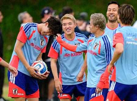 事前合宿で笑顔を見せる堂安(左から2人目)。右奥は吉田=モンテレイ近郊(共同)