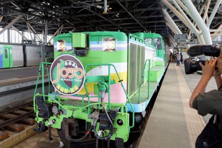 ＪＲ旭川駅に入線する観光列車「富良野・美瑛ノロッコ号」＝６日午前