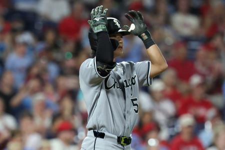 フィリーズ戦の8回、代打で出場して投直に倒れたホワイトソックス・西田=フィラデルフィア(ロイター=共同)