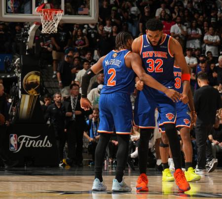 ＮＢＡ決勝第２戦、スパーズ戦で喜ぶニックスのカールアンソニー・タウンズ（右）＝５日、サンアントニオ（ＮＢＡＥ提供・ゲッティ＝共同）