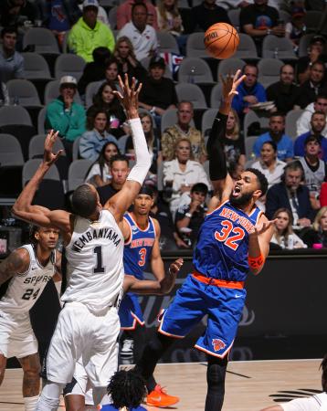 スパーズとのNBA決勝第2戦で攻めこむニックスのタウンズ(右)=サンアントニオ(NBAE・ゲッティ=共同)