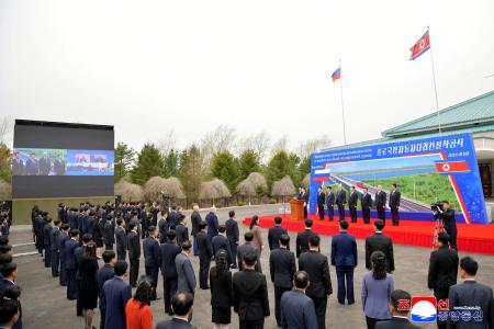 北朝鮮とロシアを結ぶ自動車通行用の橋建設の起工式。朝鮮中央通信が配信した＝２０２５年４月、北朝鮮・羅先（ロイター＝共同）