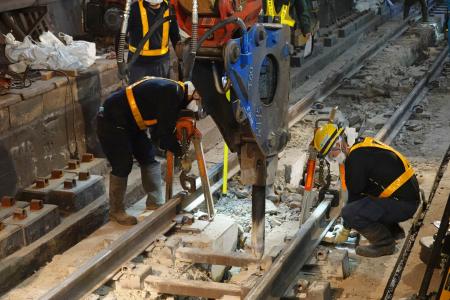 ＪＲ横須賀線東京―品川間の地下トンネル内でレールの交換作業をする作業員＝６日午前