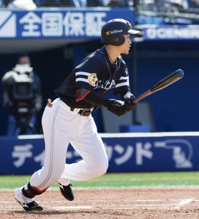 ５回ソフトバンク無死二、三塁、庄子が中前に勝ち越しの２点打を放つ＝横浜