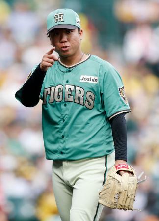 ６回無失点で５勝目を挙げた阪神・村上＝甲子園