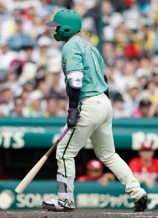 ５回、空振り三振に倒れた阪神・森下。その後、球審への暴言により退場処分となった＝甲子園