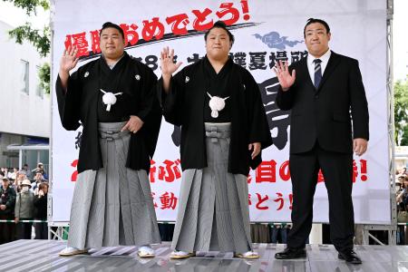 若隆景関の大相撲夏場所優勝の祝賀パレードを終え、記念写真に納まる３兄弟。左から若元春関、若隆景関、若隆元さん＝６日午後、福島市