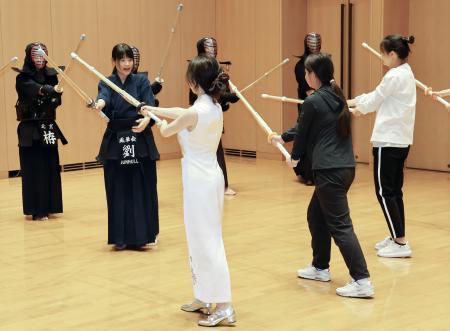 北京の日本大使館で開かれた剣道体験イベント＝６日（共同）