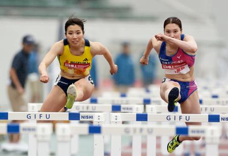 女子七種競技　１００メートル障害で力走する田中友梨（左）と大玉華鈴＝ヒマラヤスタジアム岐阜