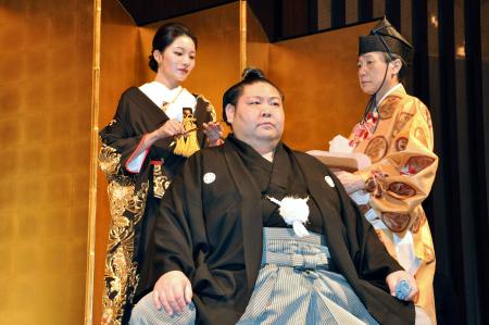 断髪式で妻祐華さんにはさみを入れられる元幕内剣翔＝６日、東京都内