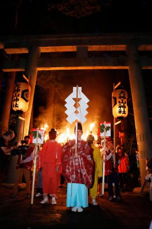 大山の夏山開き前に行われた恒例行事「たいまつ行列」＝６日夜、鳥取県大山町