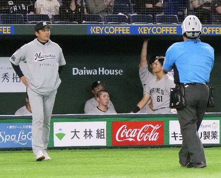 １２回の攻撃が終了し、さえない表情のサブロー監督（左端）とロッテナイン＝東京ドーム