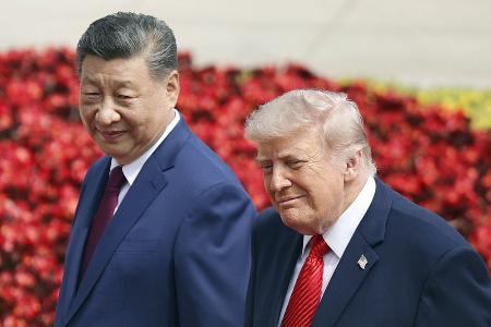 　北京の人民大会堂での歓迎式典に臨むトランプ米大統領（右）と中国の習近平国家主席＝５月１４日（共同）