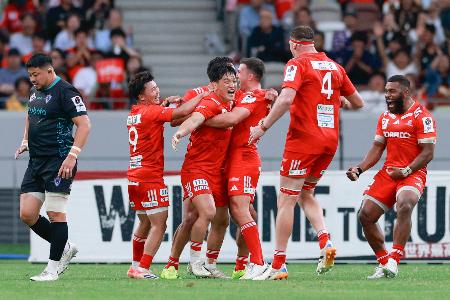 ラグビーリーグワン1部プレーオフ決勝で東京ベイを破って初優勝し、喜ぶ李承信(左から3人目)ら神戸フィフティーン=7日、東京・MUFGスタジアム