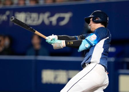 １２回西武無死、長谷川が左越えに勝ち越しソロを放つ＝バンテリンドーム