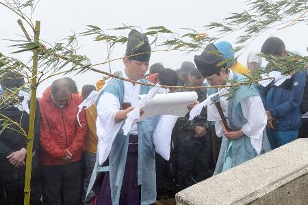 鳥取県の大山で行われた夏山開きの神事「山頂祭」＝７日午前